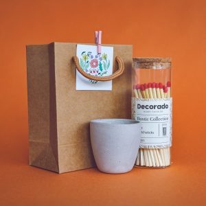 נר בעבודת יד וגפרורים